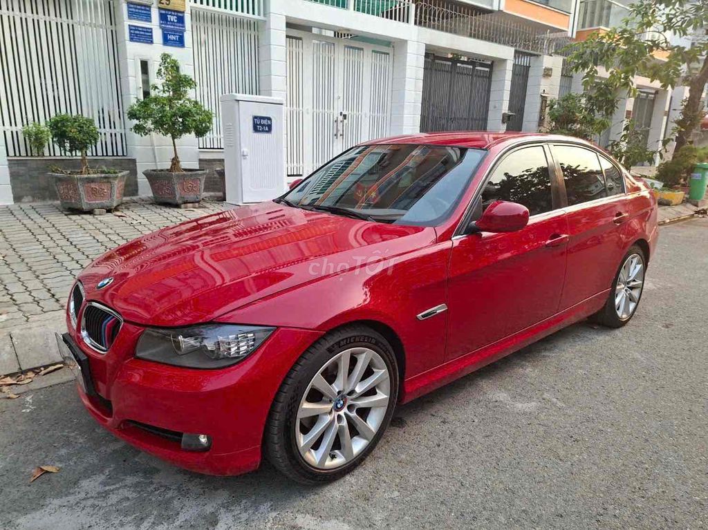 BMW 320i 2011 Красный