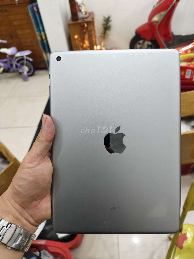 (Đà Nẵng) Apple iPad Gen 6 Wifi 32GB Xám. Mua bán Máy tính bảng tại Quận Cẩm Lệ Đà Nẵng được đăng bởi Nguyễn Đức Ngà hình 1