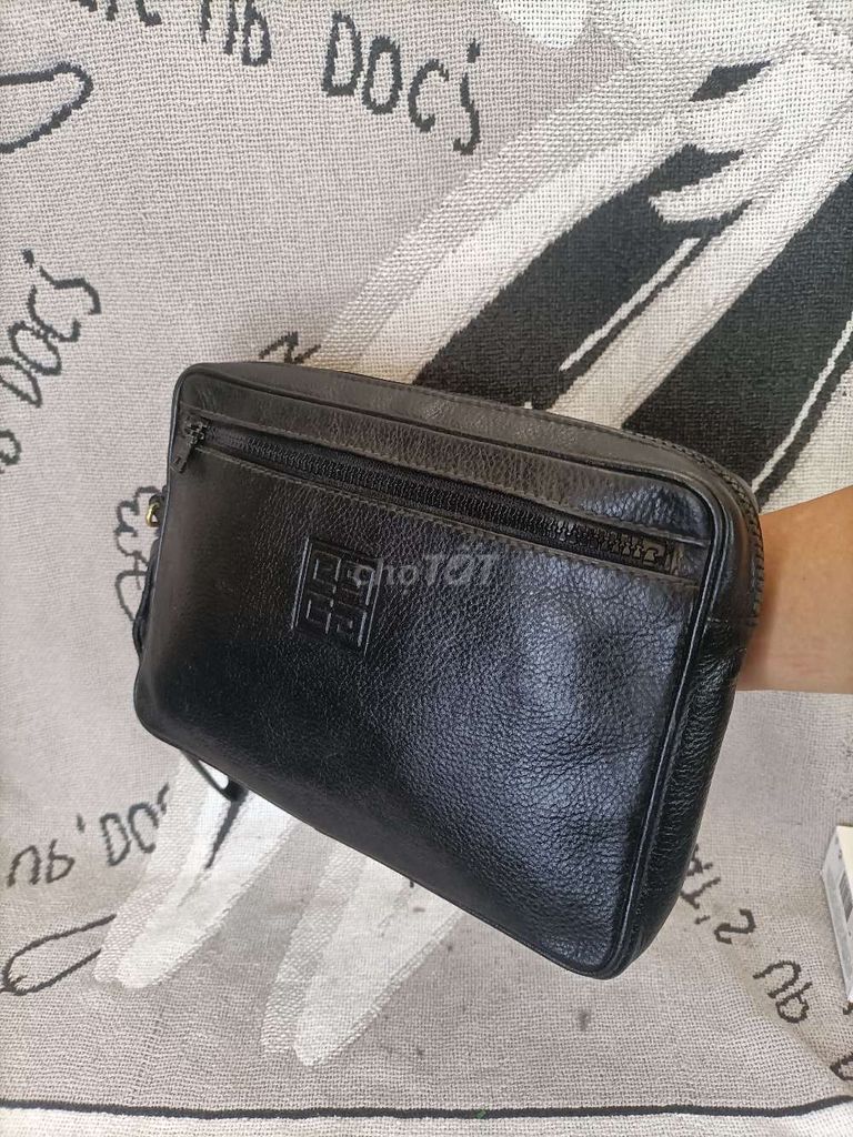 Clutch Givenchy aut  Da thật. Mua bán Túi xách tại Quận Tân Bình Tp Hồ Chí Minh được đăng bởi Xuân Anh hình 1