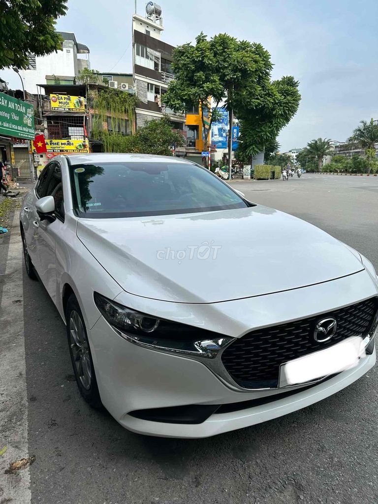 Mazda 3 Deluxe 2022 белая 27 000 км