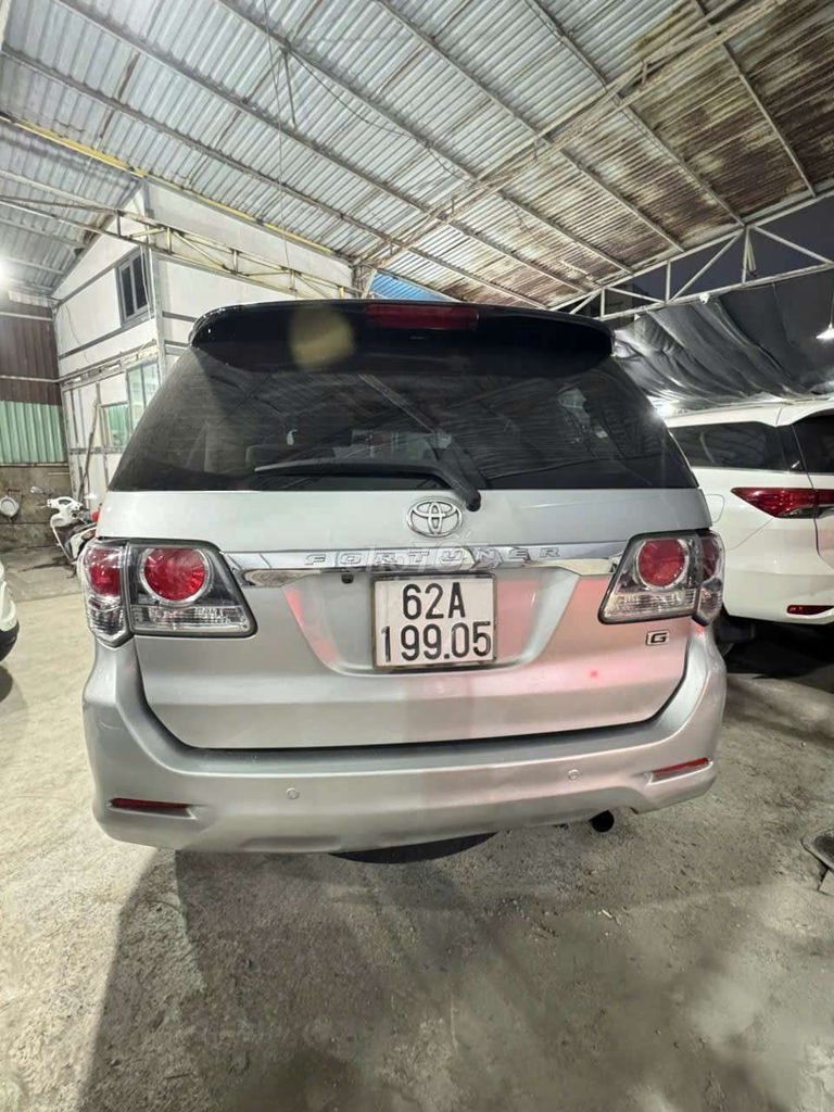 Toyota Fortuner 2014 механика серебристый 135 000 км