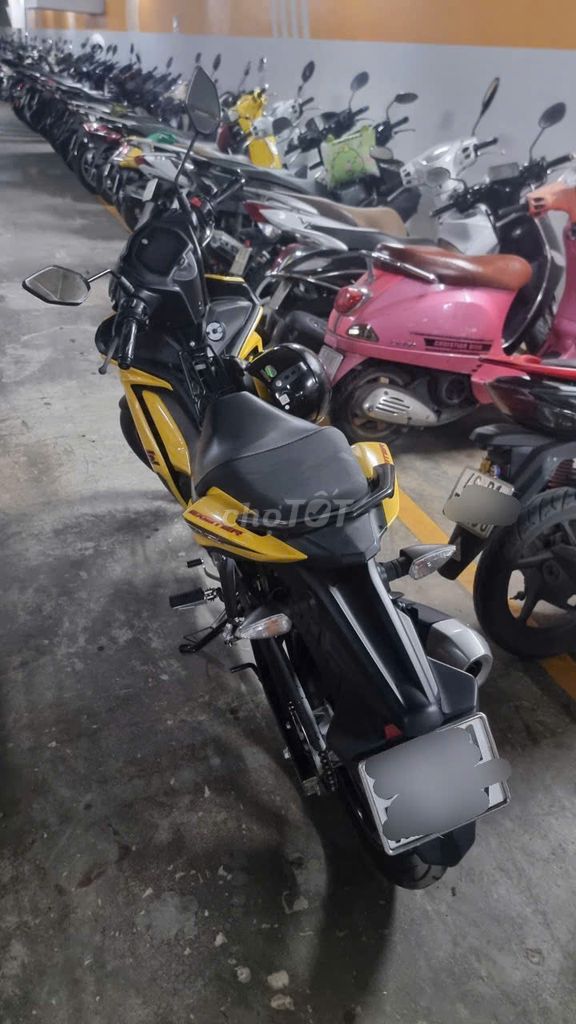 Xe máy Yamaha Exciter 155 VVA Vàng Đen. Mua bán Xe máy tại Quận 7 Tp Hồ Chí Minh được đăng bởi Hanna Tran hình 2