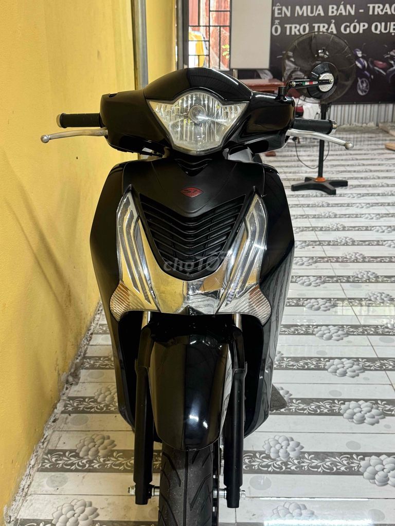 SH 125 2014 год, черный глянцевый, супер новый 92D1-452.35