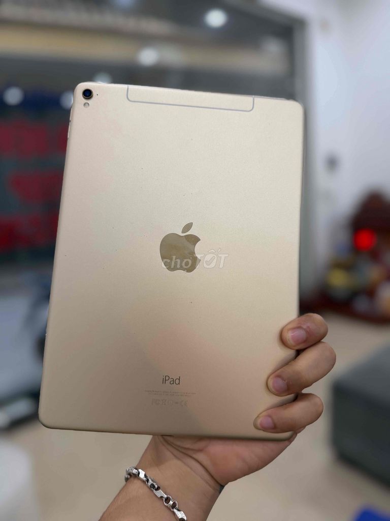 Apple iPad Pro 9.7 inch Wifi 256GB Vàng. Mua bán Máy tính bảng tại Quận Đống Đa Hà Nội được đăng bởi Ng Hoang Anh hình 1