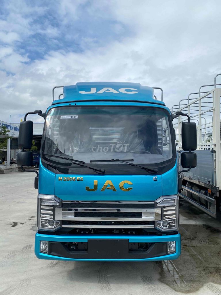 CHIẾC XE MÀU XANH CHẠY RẤT LÀ NHANH - JAC N250 PRO. Mua bán Xe tải, xe ben tại Huyện Châu Thành A Hậu Giang được đăng bởi Thành Ô Tô Tây Đô hình 1