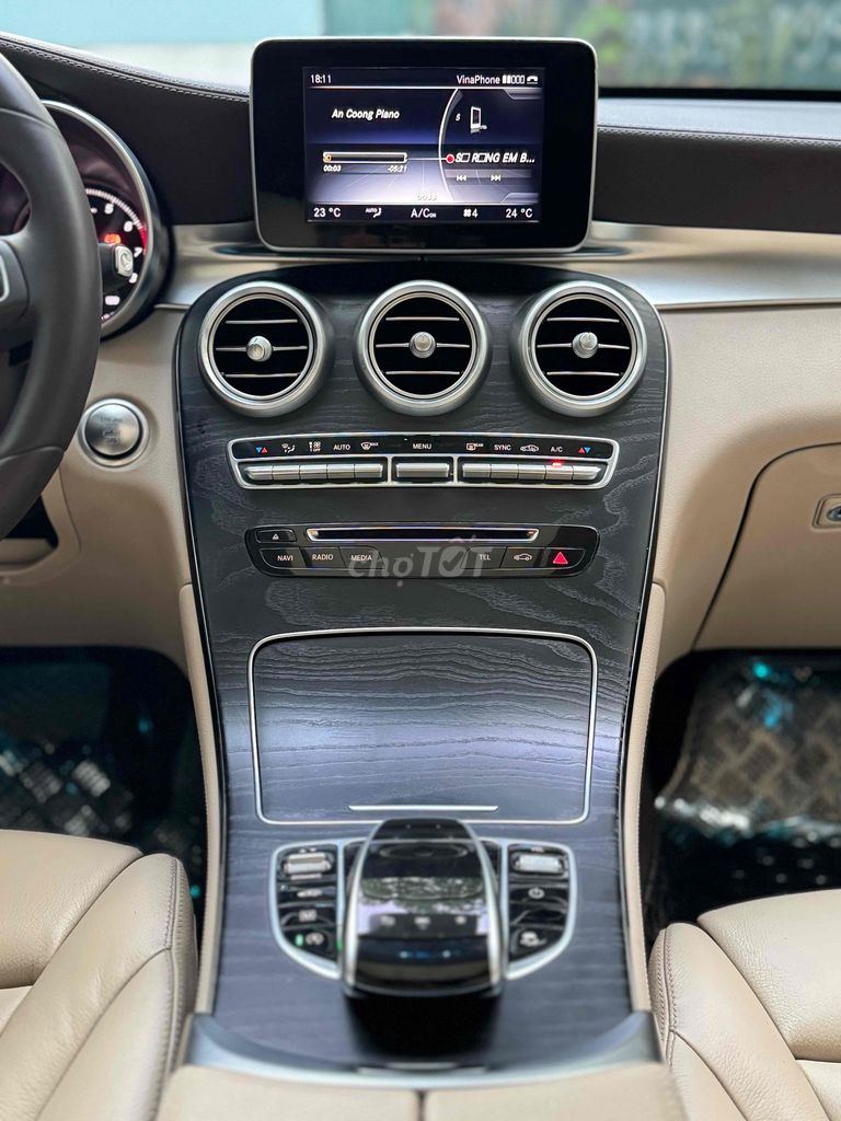 GLC300 4MATIC TRẮNG KEM UP FULL BODY GLC63. Mua bán Ô tô tại Quận Cầu Giấy Hà Nội được đăng bởi Dương Tuấn Linh hình 7