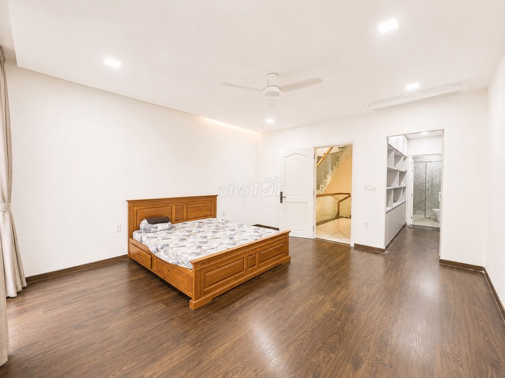 СДАЕТСЯ В АРЕНДУ МАГАЗИН Lakeview City, DT 5x20 м, цена 35 миллионов долларов, с лифтом