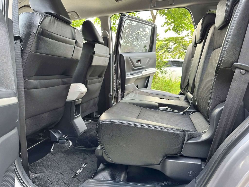 Toyota Veloz 2024, серый, пробег 60 тыс. км
