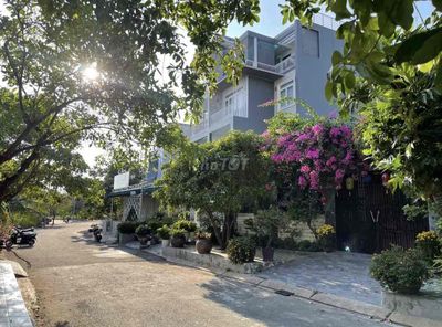 Nhà phố KDC Sadeco gần RMIT 4PN, có chỗ đậu ô tô, giá chỉ 12,5 tr/th