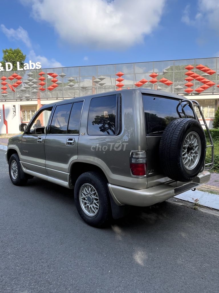Isuzu Trooper SE с золотым песком, 7-местный