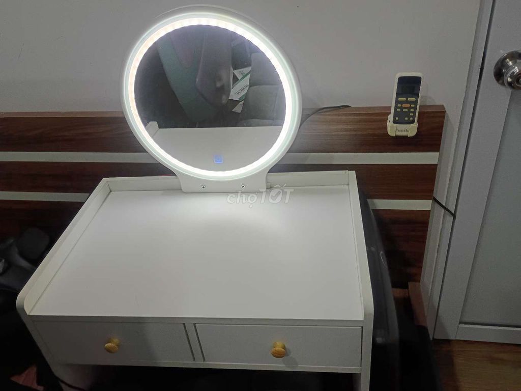 Bàn trang điểm Trắng, có đèn LED, ghế đệm mới 90%. Mua bán Bàn ghế tại Quận Cầu Giấy Hà Nội được đăng bởi Anh Thành hình 1