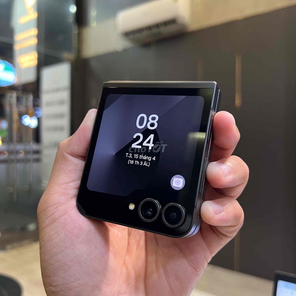 Samsung Galaxy Z Flip6 12GB/256GB Carbon Quốc Tế. Mua bán Điện thoại tại Quận 8 Tp Hồ Chí Minh được đăng bởi CA REM BÁN TÁO hình 1