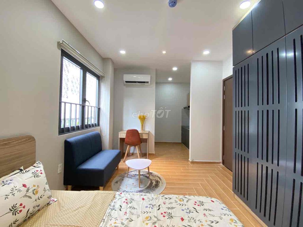 Studio full nội thất cửa sổ lớn ban công ngay trung tâm Q1