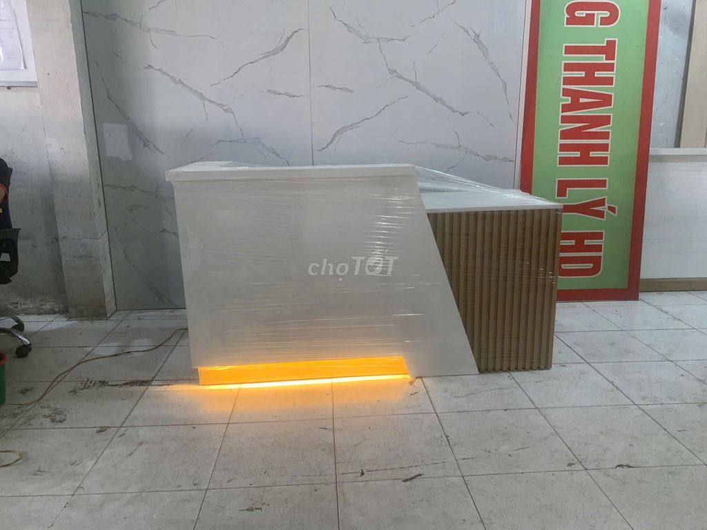 Quầy lễ tân gỗ MDF 1M6 lam sóng sẵn led. Mua bán Đồ dùng văn phòng tại Quận 1 Tp Hồ Chí Minh được đăng bởi Trần Quốc Thái hình 1