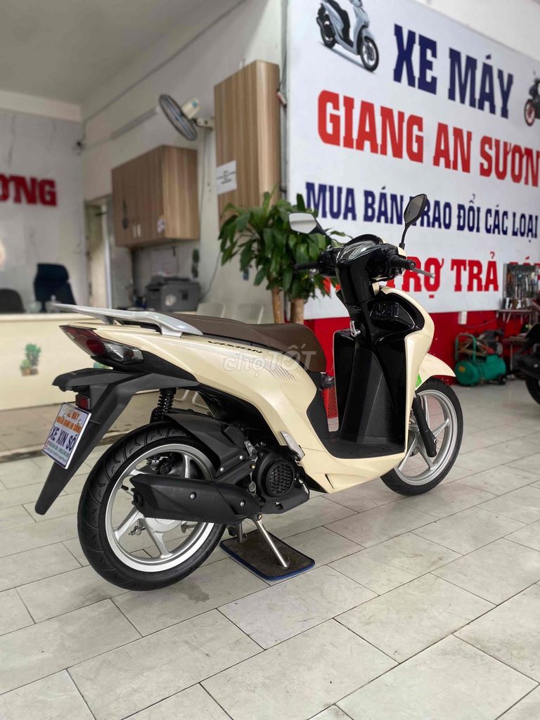 Honda Vision 110 đk 2024 màu vàng đen BSTP. Mua bán Xe máy tại Quận 12 Tp Hồ Chí Minh được đăng bởi Xe Máy Hoàng Giang An Sương  hình 6