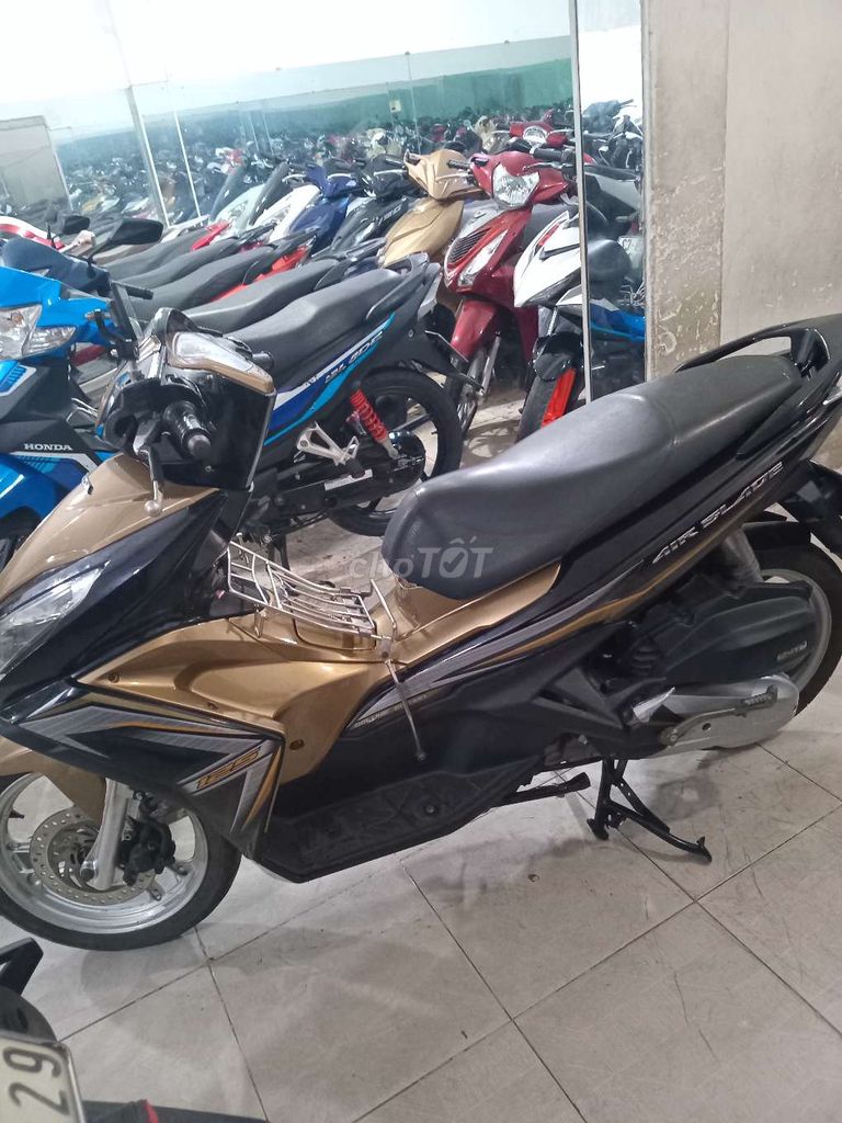 Honda Air Blade Vàng đồng. Mua bán Xe máy tại Quận Bình Tân Tp Hồ Chí Minh được đăng bởi Cường phát  hình 2