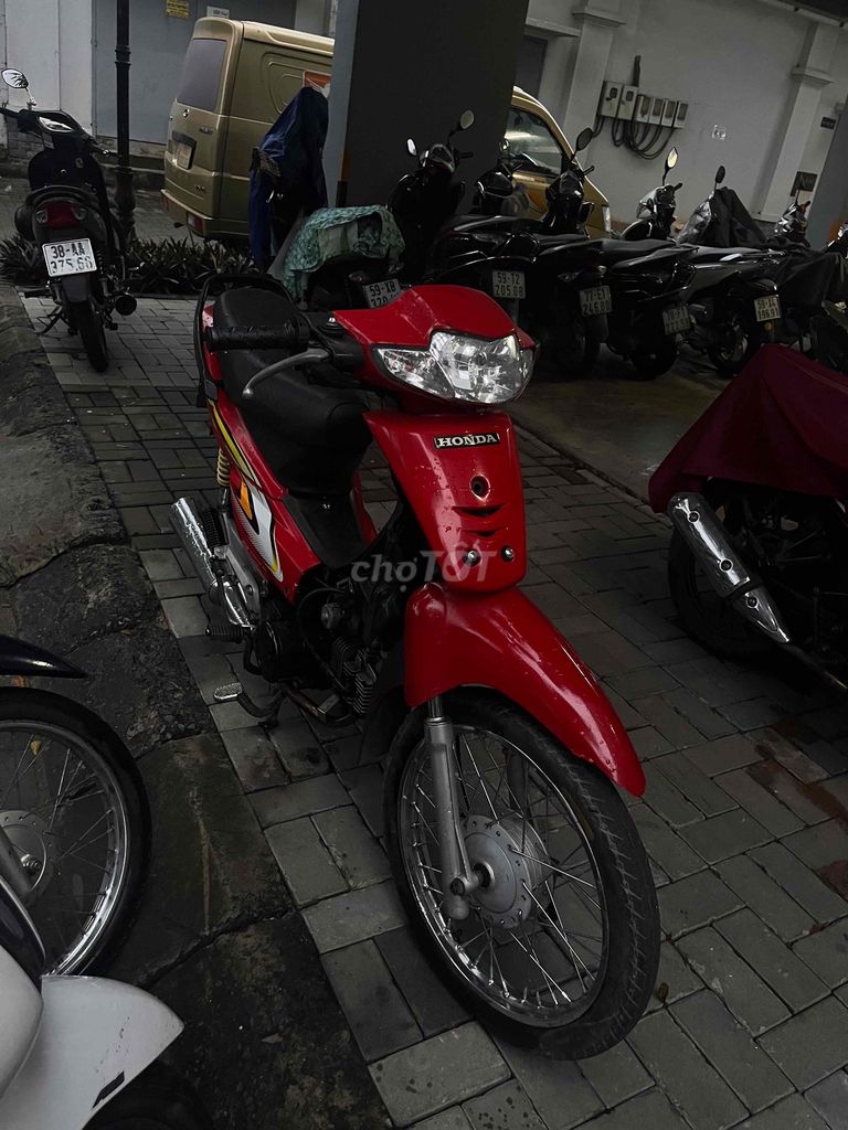 Красный Honda Wave