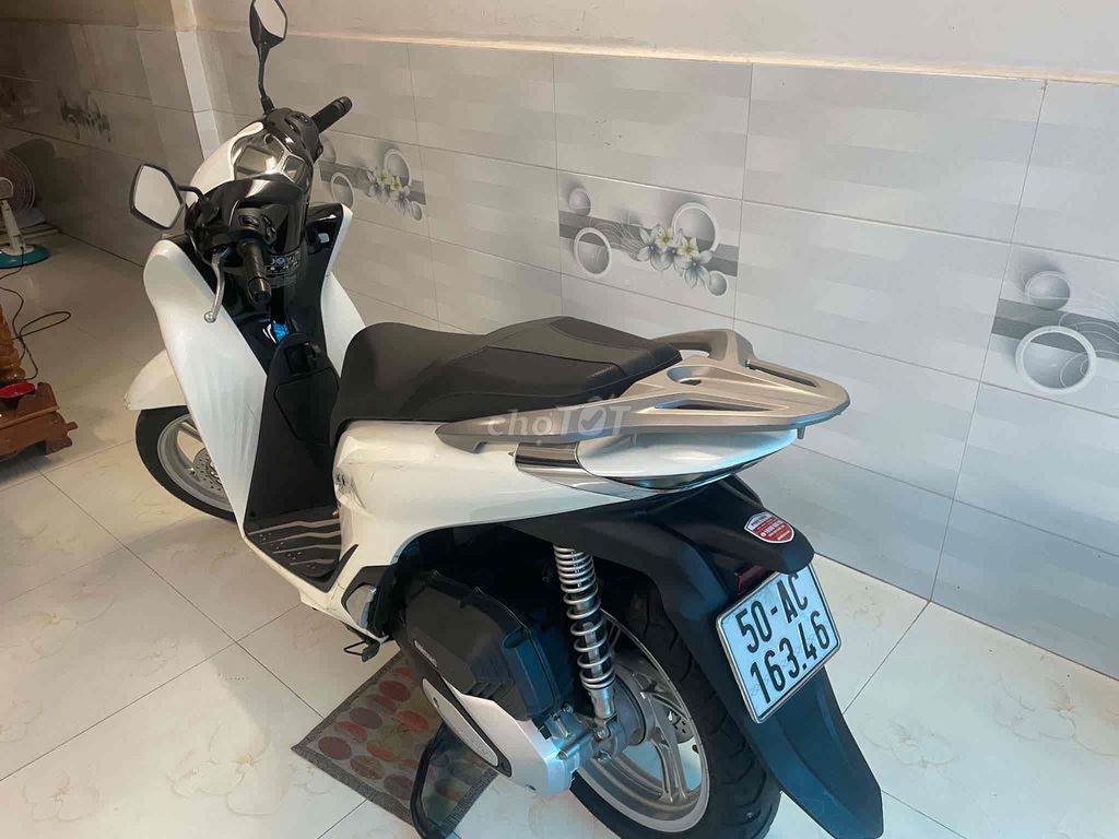 Honda SH160i черно-белая с наклейкой PPF