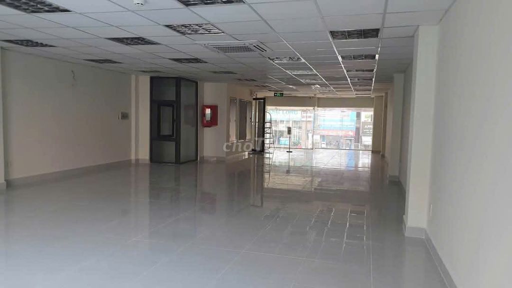 Mặt bằng  sát bên TTTP ,mới, tiện làm văn phòng , MBKD rất  sầm uất