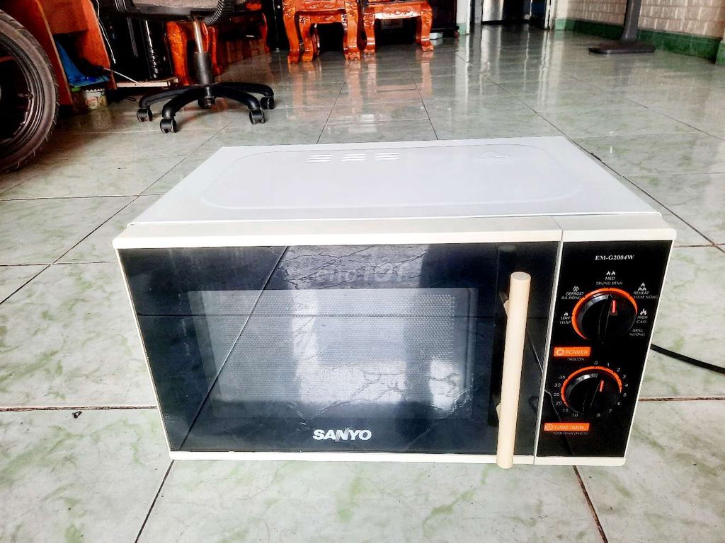 Lò vi sóng  sanyo 21 lít có nướng còn đẹp .