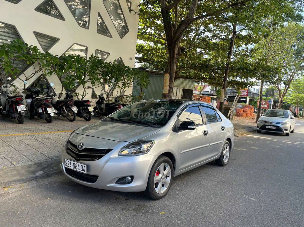 Серебристый номерной знак Toyota Vios 2009, хороший автомобиль по хорошей цене