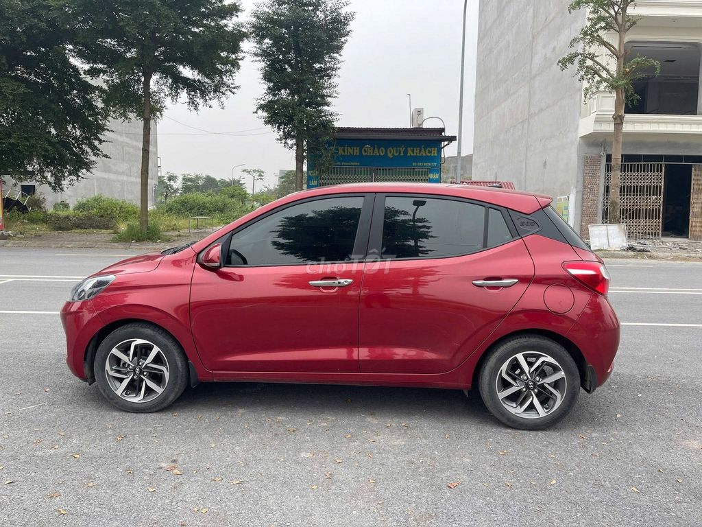 Продам хэтчбек Hyundai I10 1.2 полный красный