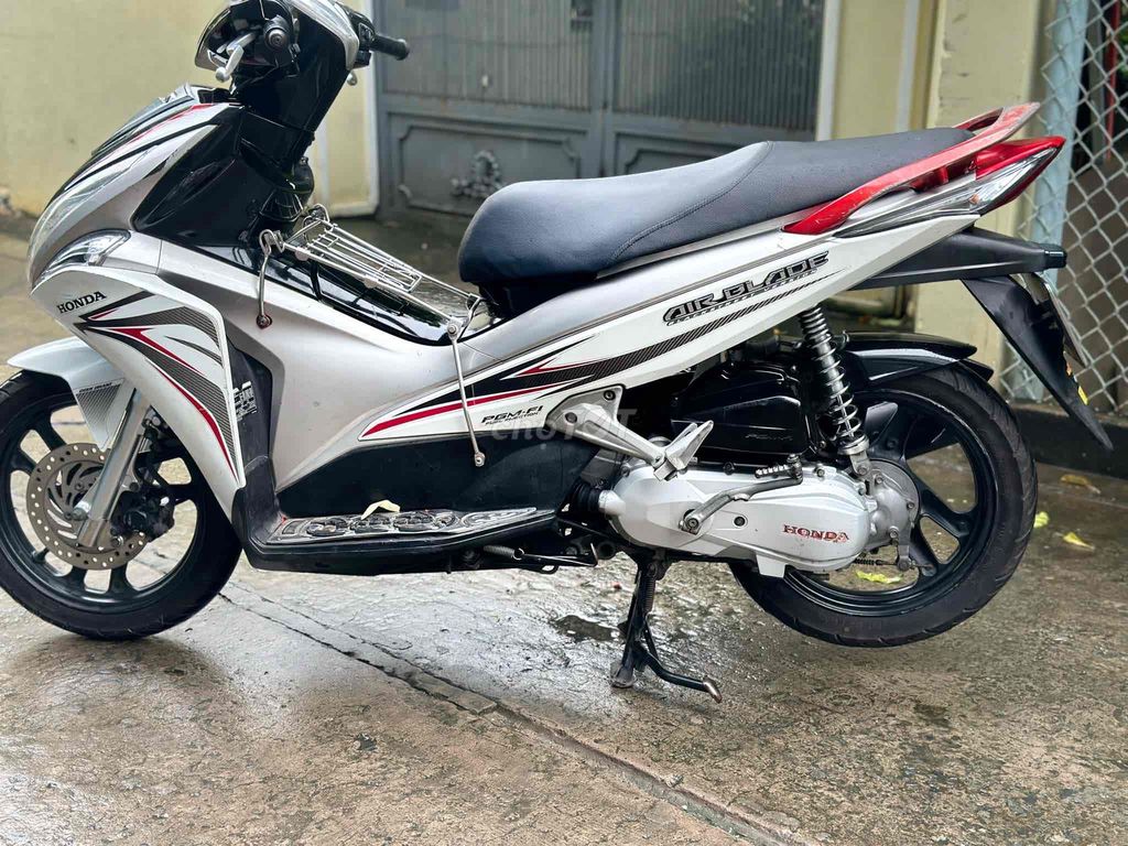 Honda Air Blade Fi 110cc trắng đen SD35000km Bs.Tp