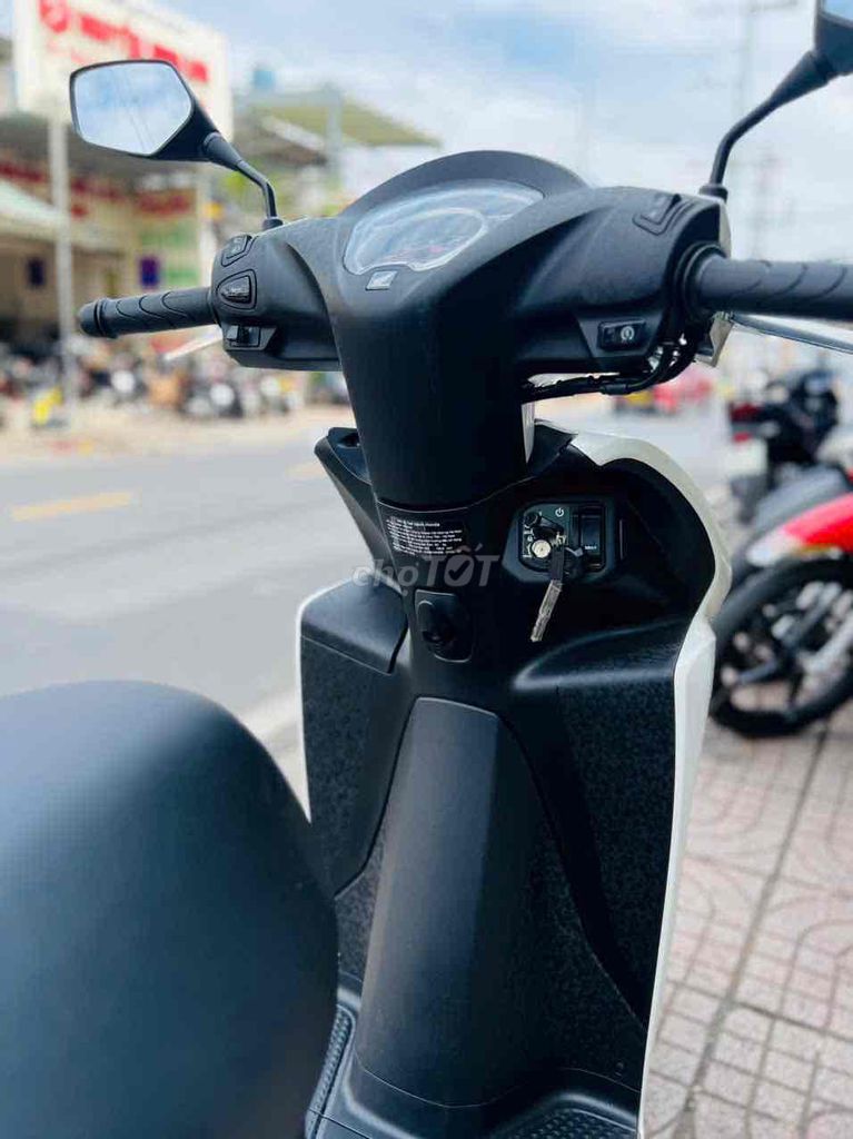 Honda Vision 2025 Trắng. Mua bán Xe máy tại Quận 8 Tp Hồ Chí Minh được đăng bởi XE MÁY NGUYỄN MINH SƠN hình 3