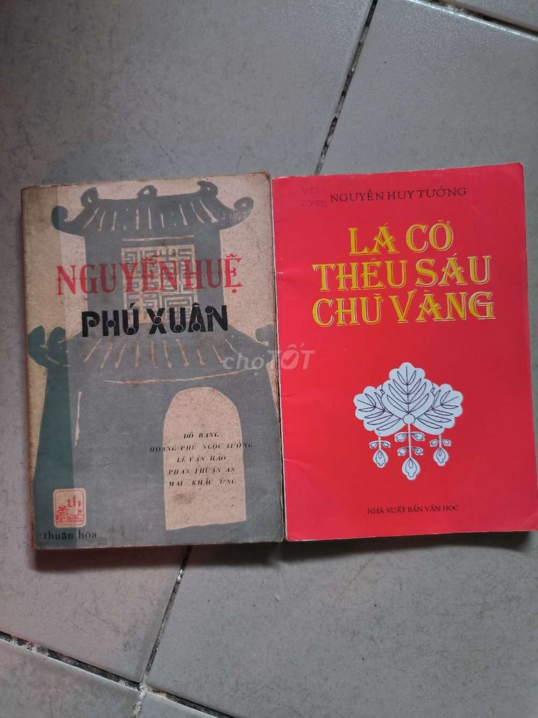 2 quyển sách nguyễn huệ và trần quốc toản