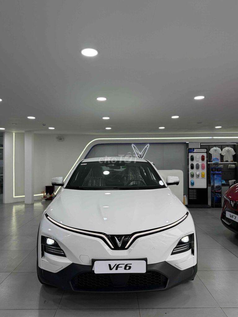 Белый электромобиль VinFast VF6