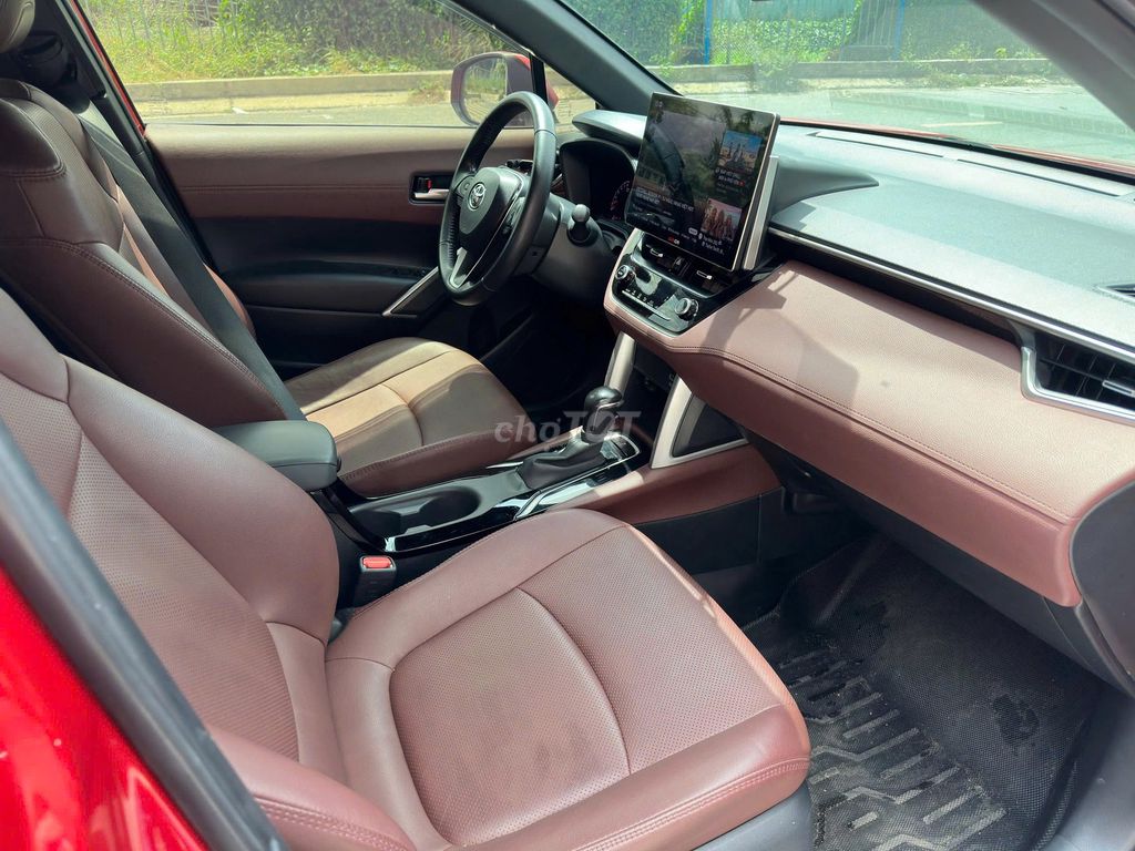 Toyota Corolla Cross 2023 автомат, красный