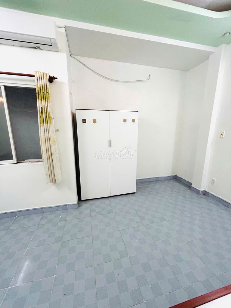 Phòng lầu 1, giá rẻ, gần CĐ FPT