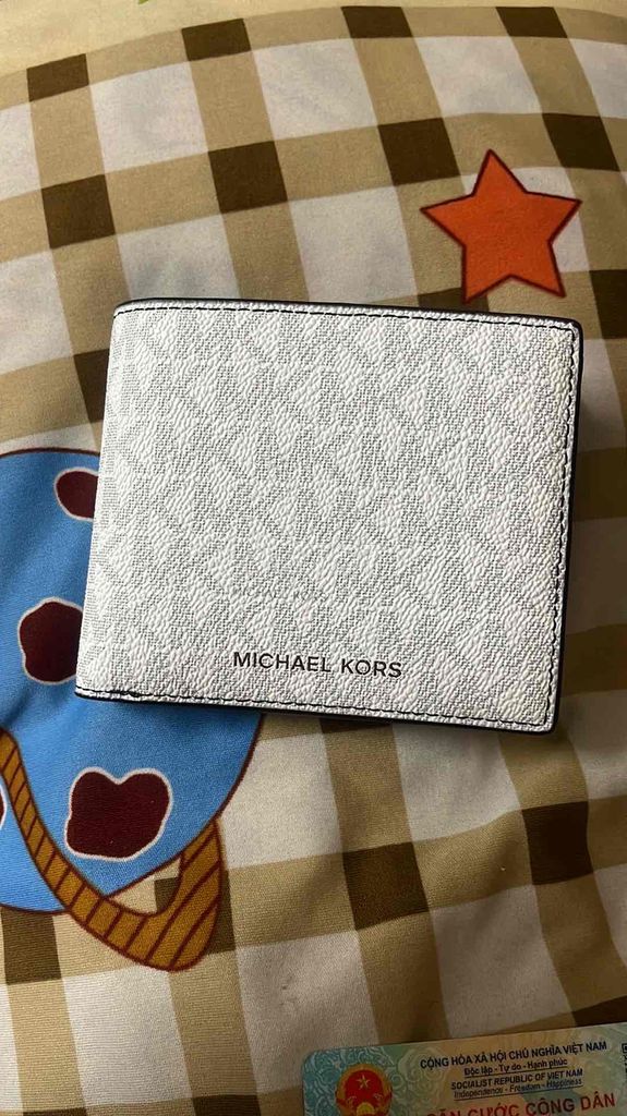 Ví Michael Kors Trắng Đen Unisex. Mua bán Túi xách tại Quận Tân Phú Tp Hồ Chí Minh được đăng bởi Nguyễn Tấn Lộc hình 1