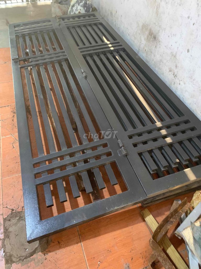 Cửa sắt 4 cánh màu Đen. Mua bán Nội thất, đồ gia dụng khác tại Huyện Quốc Oai Hà Nội được đăng bởi Nguyễn Thịnh hình 1