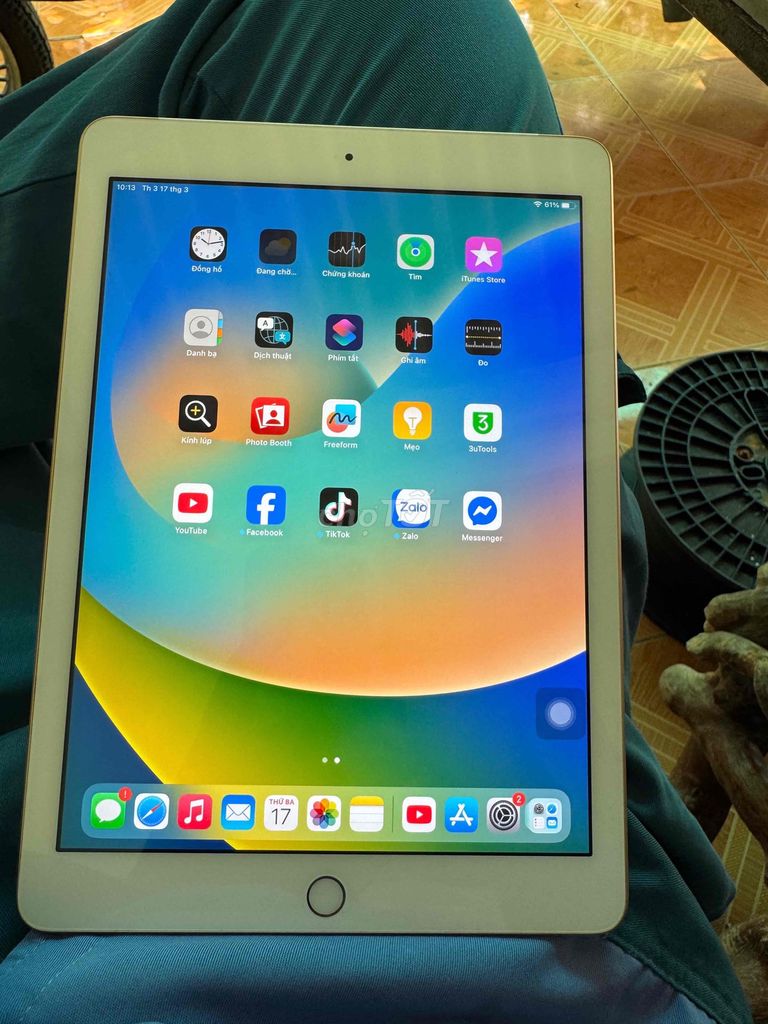 Apple iPad Gen 5 32GB Vàng. Mua bán Máy tính bảng tại Thành phố Mỹ Tho Tiền Giang được đăng bởi Huynhcong Ducthuan hình 1
