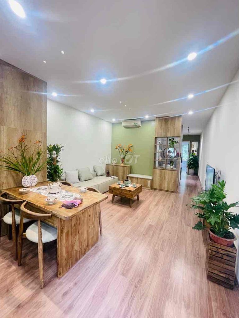 Tầng đẹp! Chung cư CT2A - Hoàng Cầu, 55m2 2PN, full NT, slot oto