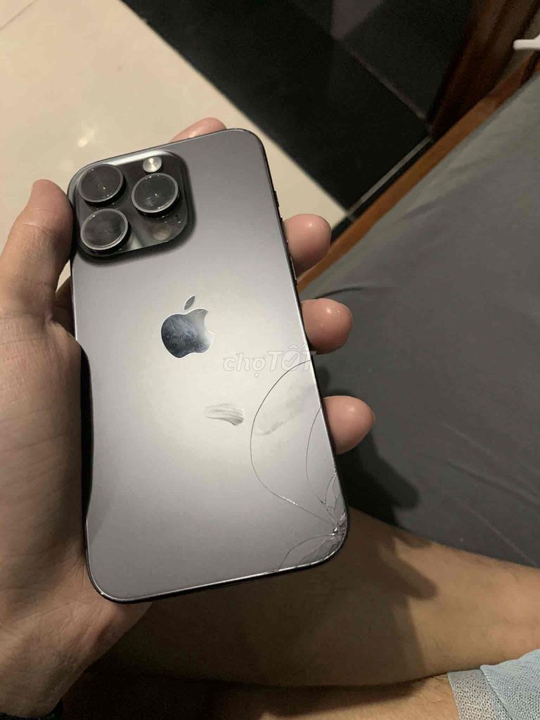 Apple iPhone 15 Pro 128GB Xám Vỡ lưng. Mua bán Điện thoại tại Huyện Quảng Điền Thừa Thiên Huế được đăng bởi Stpntbs hình 1