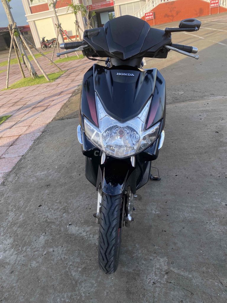 Honda Air Blade Đen Đỏ. Mua bán Xe máy tại Huyện Trần Văn Thời Cà Mau được đăng bởi vuphong hình 2