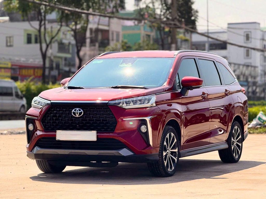 Toyota Veloz Top 2022 красный, 7 мест