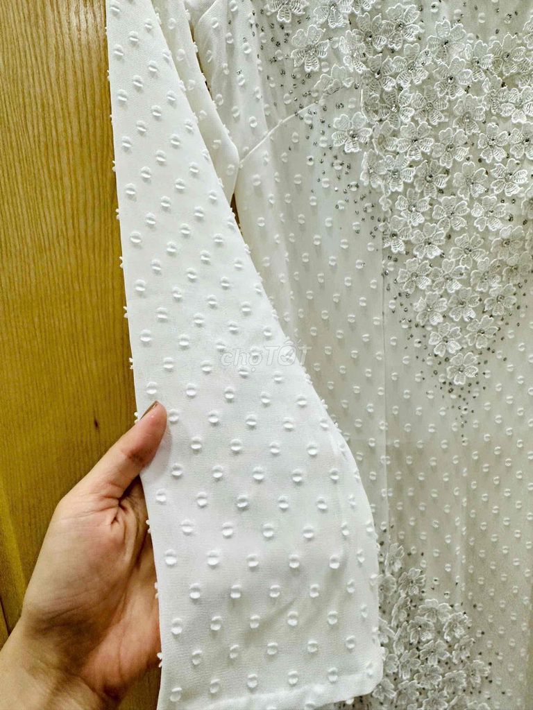Bán áo dài trắng còn tốt đính hoa cườm lụa xịn