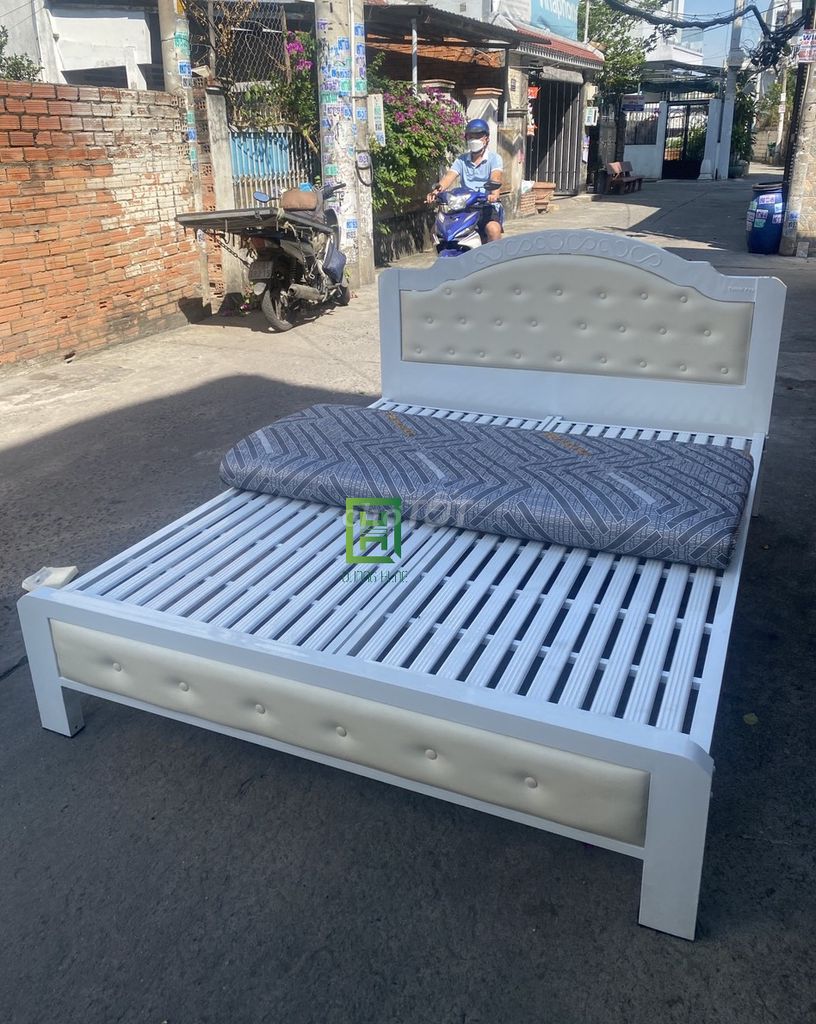 Giường ngủ sắt hộp 5x10 đầu nệm kem 1m2x2m. Mua bán Giường, chăn ga gối nệm tại Huyện Vĩnh Cửu Đồng Nai được đăng bởi Nội Thất Quang Hùng TD hình 1