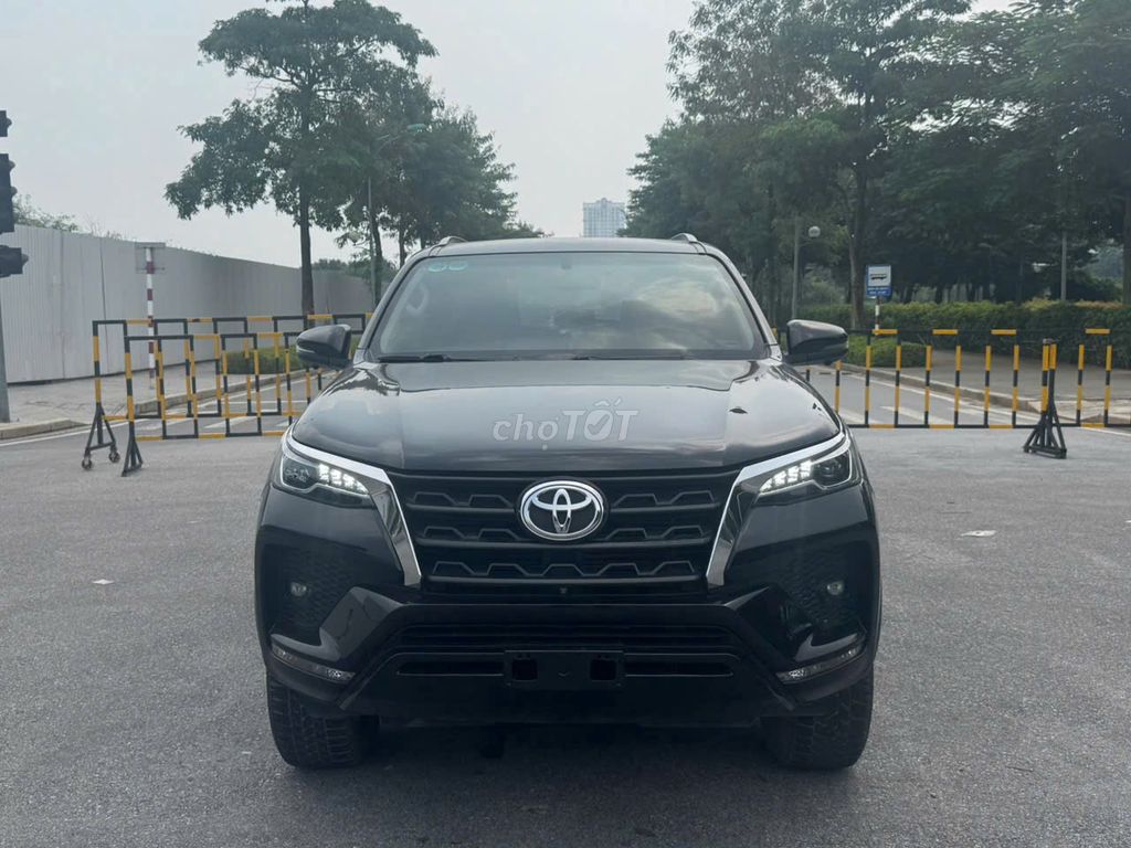 Toyota Fortuner 2.4L 4x2 AT 2022 Черный