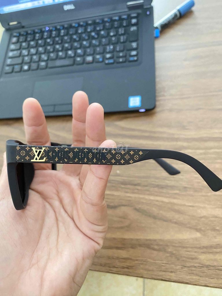 Kính râm Louis Vuitton Đen Nhựa Cao Cấp. Mua bán Phụ kiện thời trang khác tại Thành phố Chí Linh Hải Dương được đăng bởi Quỳnh Nga 2hand hình 1