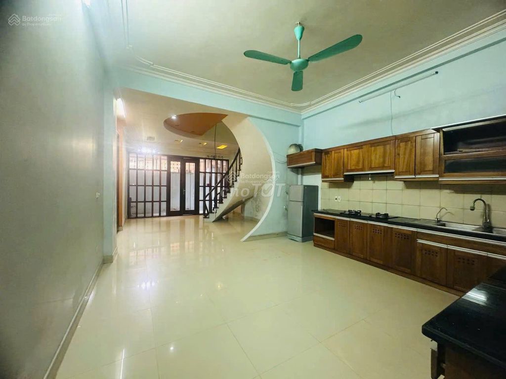 Дом целиком в переулке 68 Каугеай, 65 м² x 5 этажей, гараж