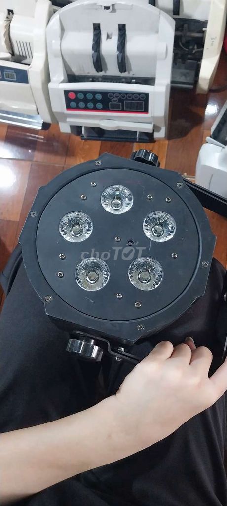 Xác đèn led chiếu sân khấu cho ae thợ