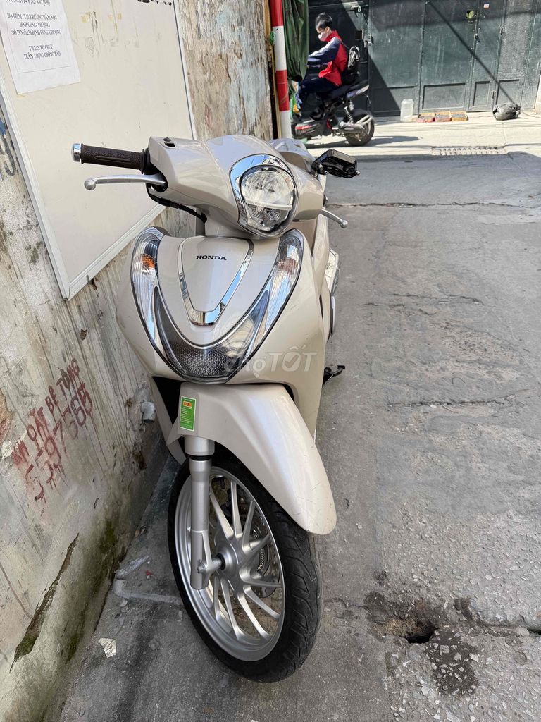 Honda SH Mode 2021 ABS Vàng kem. Mua bán Xe máy tại Quận Hoàng Mai Hà Nội được đăng bởi Nguyễn Hà hình 5