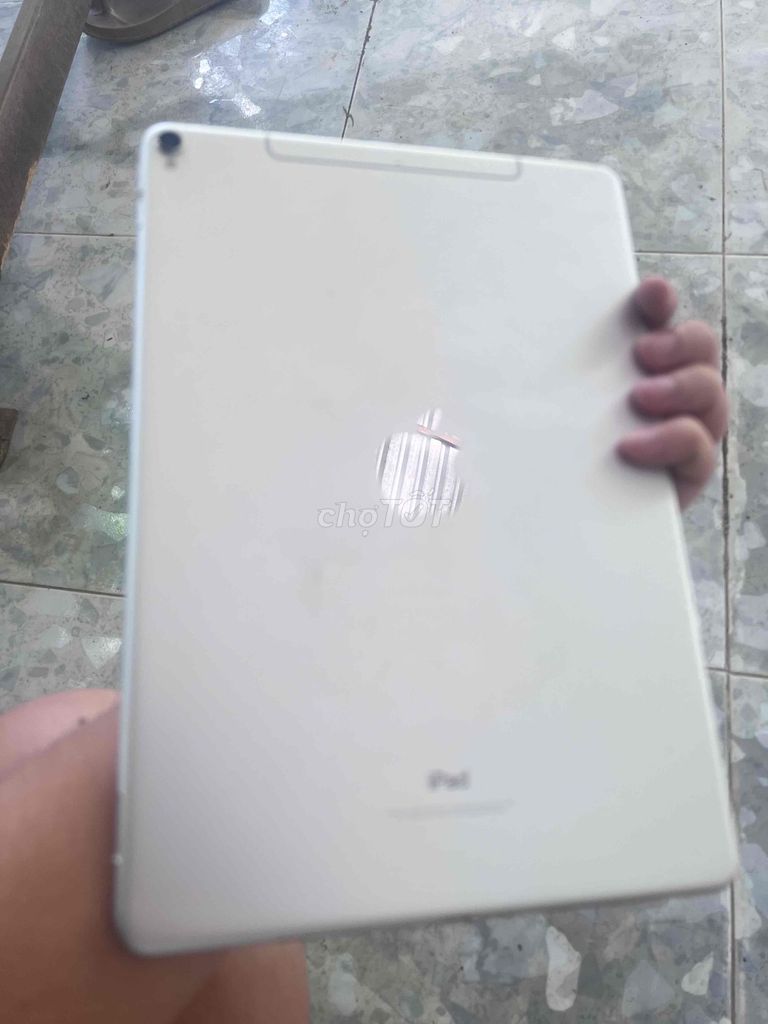 Apple iPad Pro 10.5 64GB Bạc 4G. Mua bán Máy tính bảng tại Huyện Long Phú Sóc Trăng được đăng bởi Đạt Nguyễn  hình 1