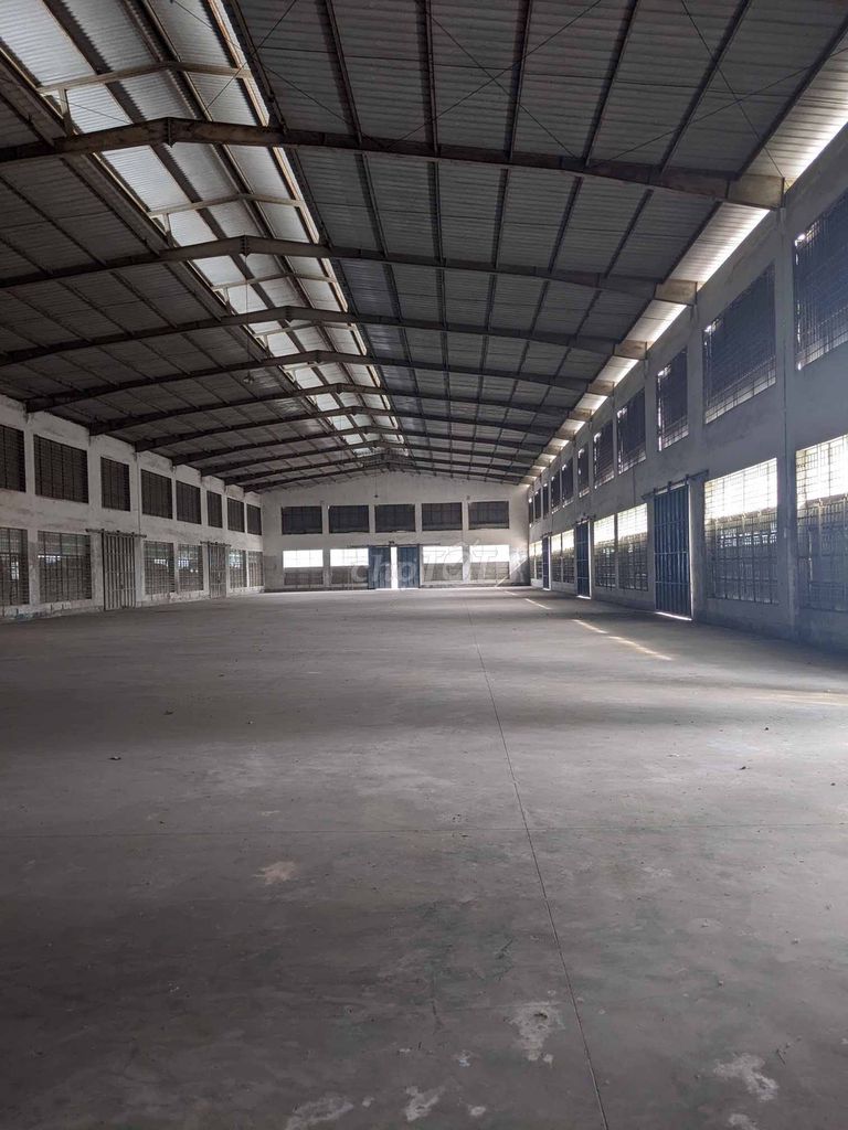 Cho thuê Kho Xưởng 2200m2, giá 200tr/th, đường Hòa Bình- Cont 40Ft