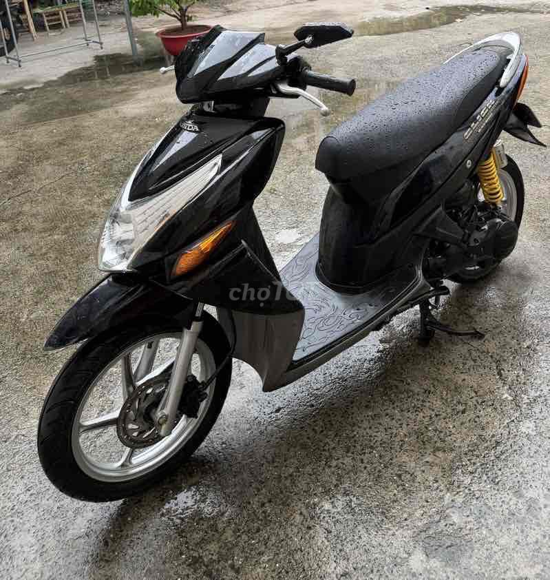 Черный скутер Honda Click