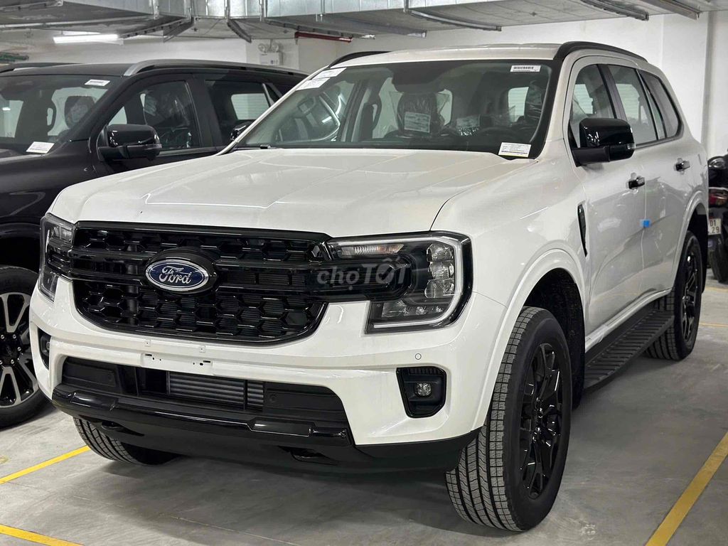 Ford Everest Sport trắng bản mới 2025